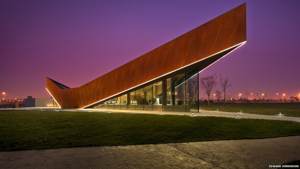 Trung tâm triển lãm tạo vịnh Giang Đông, Trung Quốc độc đáo với mái hình chữ V