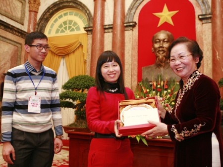 Trần Đàm Anh nhận quà của phó chủ tịch nước tại phủ chủ tịch