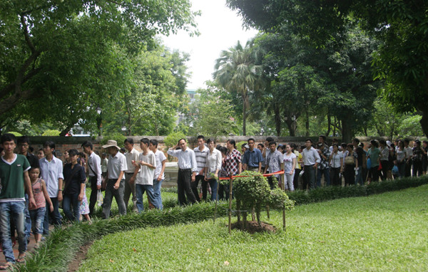 Liên tục những hàng người vào tham quan Văn Miếu. Liên tục những hàng người kéo vào ra