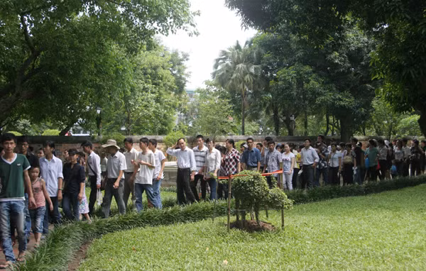 Liên tục những hàng người kéo vào ra