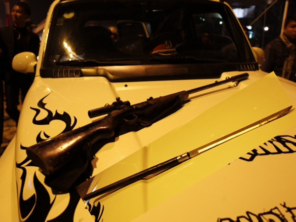 Khẩu súng săn và thanh kiếm trên xe của Đặng Ngọc Quyết