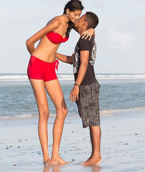 Mỗi lần muốn hôn bạn gái, Francinaldo đều phải ngước cổ và nhún chân khá cao