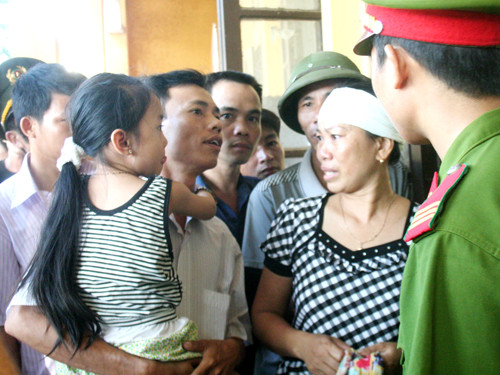  Từ sáng sớm ngoài người nhà nạn nhân còn rất nhiều người dân tới để theo dõi phiên tòa