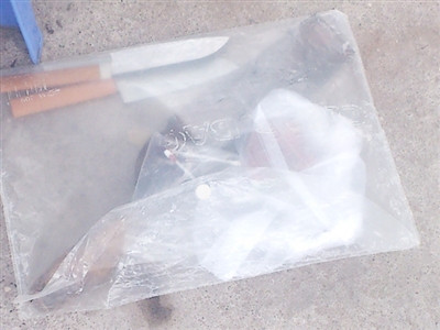 Tang vật liên quan đến một vụ án mạng giết người yêu cũng vì bị cự tuyệt. Ảnh: T.N 