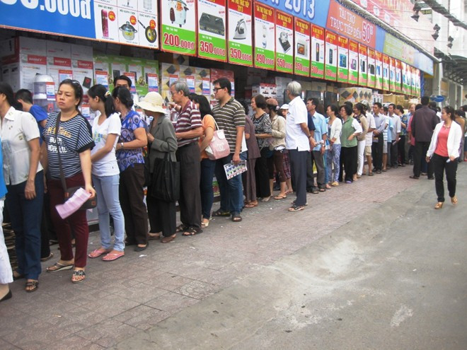 Khung cảnh tấp nập bên ngoài trung tâm mua sắm 