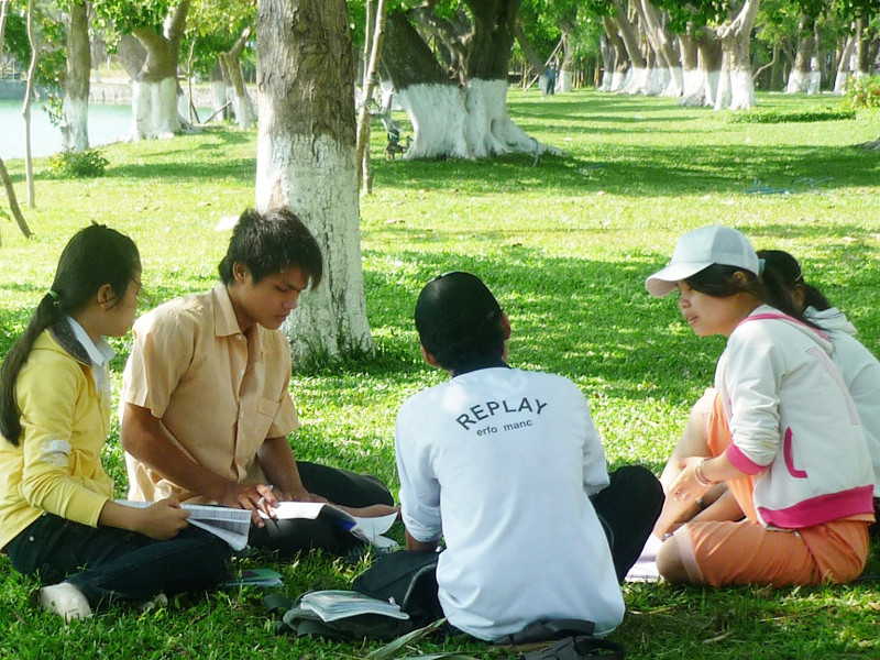 Nhiều sĩ tử đổ xô vào công viên để tránh nóng. Ảnh: Nguyễn Huy