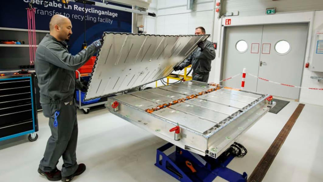 Giá pin tăng do tỉ lệ thuận với giá nguyên vật liệu.