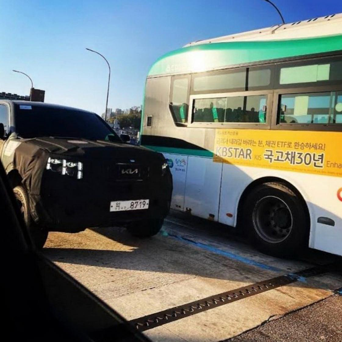 Lớp ngụy trang để lộ phần đèn Led và lưới tản nhiệt. Lớp ngụy trang để lộ phần đèn Led và lưới tản nhiệt.