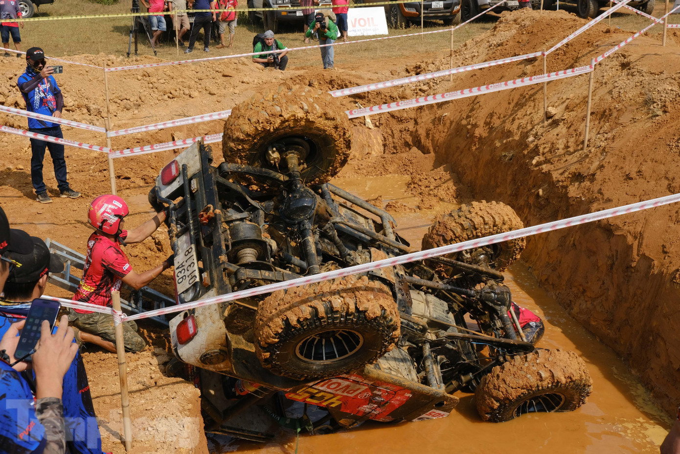 Quả thực, thách thức từ bộ phận thiết kế đường đua khiến vận động viên gặp vô số cản trở. Tại bài thi số 6, một chiếc xe hạng Mở rộng đã lật ngửa khi mới chỉ đặt chân tới chướng ngại vật đầu tiên.