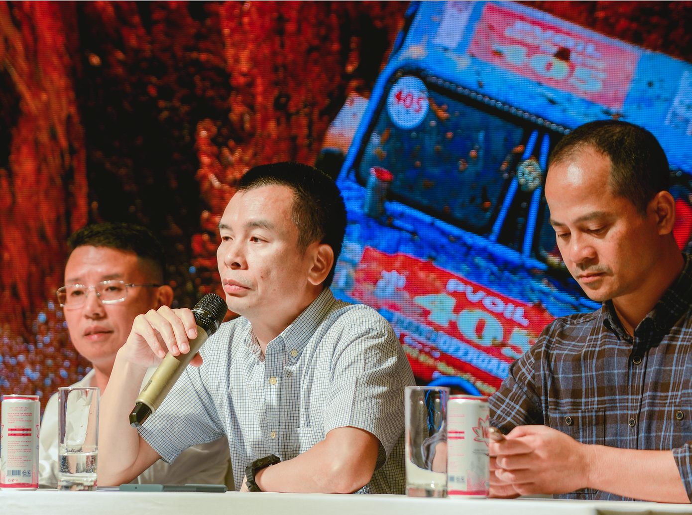 Ông Ngô Việt Dũng (cầm micro), thành viên ban tổ chức giải Giải đua xe ô tô địa hình Việt Nam 2022. Ông Ngô Việt Dũng (cầm micro), thành viên ban tổ chức giải Giải đua xe ô tô địa hình Việt Nam 2022.