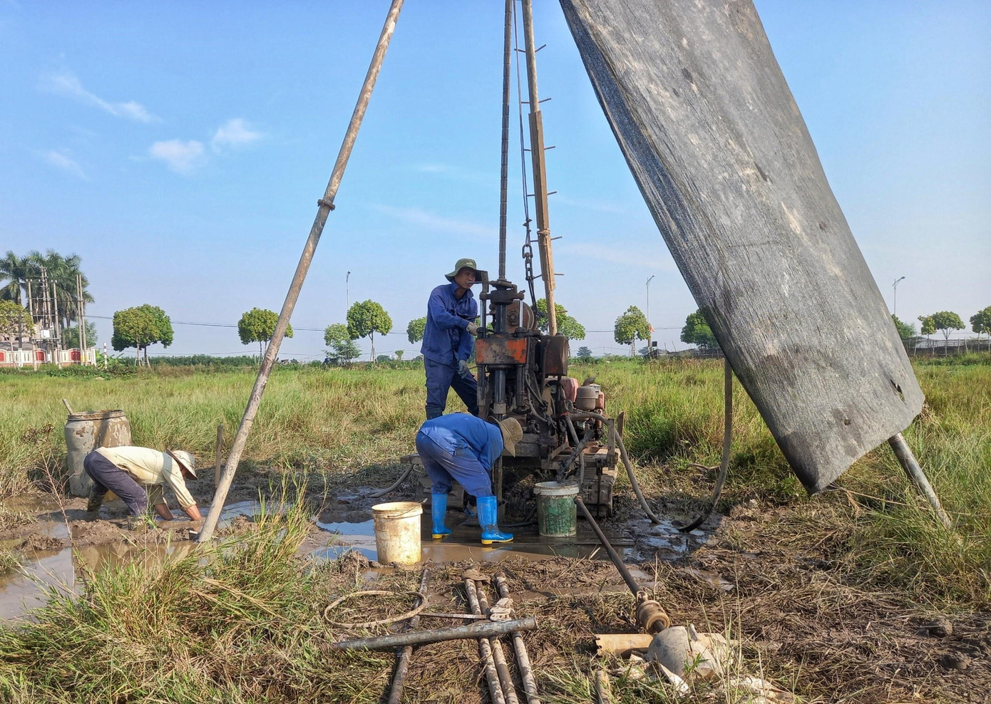 Song song với việc cắm mốc GPMB, các nhà thầu đang tiến hành khoan thăm dò địa chất với cự ly 500 m/mũi khoan để đánh giá nền đất và xác định biện pháp thi công phù hợp.