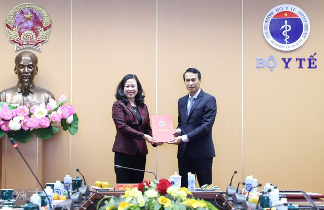 Bộ trưởng Đào Hồng Lan trao quyết định tiếp nhận, bổ nhiệm đồng chí Nguyễn Tường Sơn - Ảnh: VGP/NM. Bộ trưởng Đào Hồng Lan trao quyết định tiếp nhận, bổ nhiệm đồng chí Nguyễn Tường Sơn - Ảnh: VGP/NM.