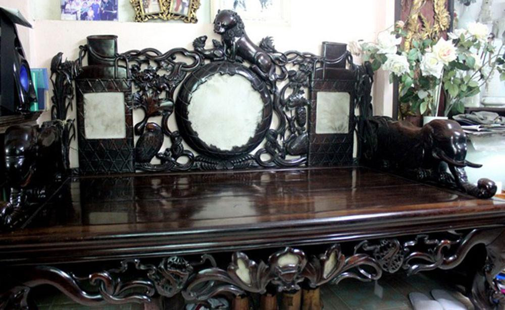 Chiếc sập bằng gỗ lệ chi (Ảnh: Zing) Chiếc sập bằng gỗ lệ chi (Ảnh: Zing)