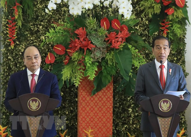 Chủ tịch nước Nguyễn Xuân Phúc và Tổng thống Indonesia Joko Widodo tại buổi gặp gỡ báo chí. (Ảnh: Thống Nhất/TTXVN).