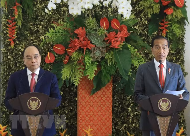 Chủ tịch nước Nguyễn Xuân Phúc và Tổng thống Indonesia Joko Widodo tại buổi gặp gỡ báo chí. (Ảnh: Thống Nhất/TTXVN).
