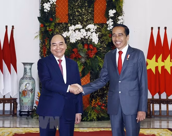 Chủ tịch nước Nguyễn Xuân Phúc chụp ảnh chung với Tổng thống Indonesia Joko Widodo trước khi tiến hành hội đàm. (Ảnh: Thống Nhất/TTXVN).