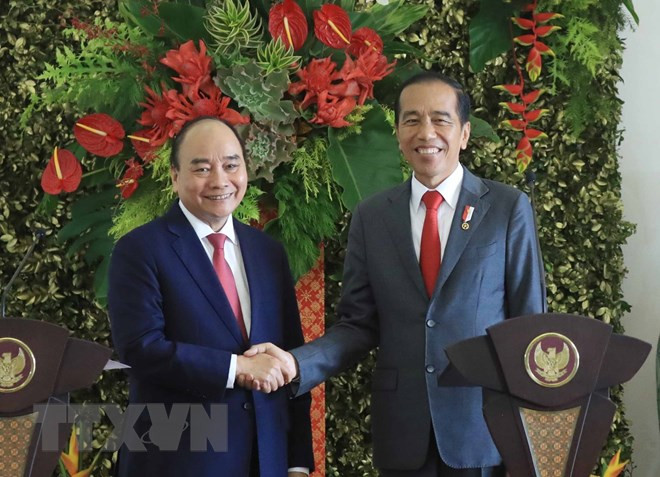 Chủ tịch nước Nguyễn Xuân Phúc và Tổng thống Indonesia Joko Widodo tại buổi gặp gỡ báo chí. (Ảnh: Thống Nhất/TTXVN).