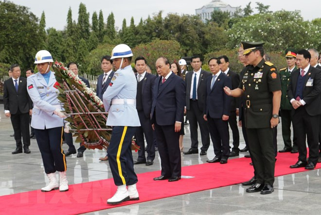 Chủ tịch nước Nguyễn Xuân Phúc đặt vòng hoa tại Đài tưởng niệm các Anh hùng dân tộc Indonesia. (Nguồn: TTXVN).
