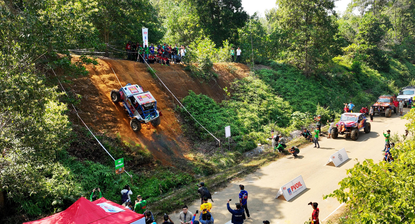 Xuyên suốt cuộc đua, tính an toàn luôn được đặt lên hàng đầu. Chỉ cần có xe gặp sự cố, các bình cứu hỏa cùng đội ngũ y tế đã xuất hiện ngay tức khắc, phòng trường hợp xấu nhất. Ảnh: Otofun.