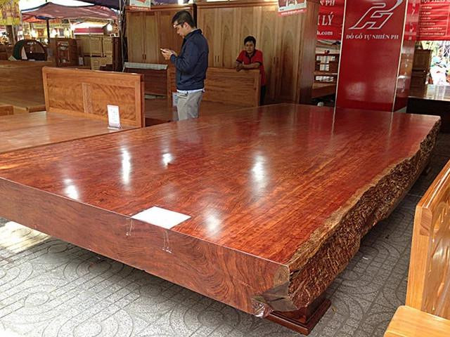 Sập gỗ giá hơn 2 tỷ đồng (Ảnh: Tuổi Trẻ) Sập gỗ giá hơn 2 tỷ đồng (Ảnh: Tuổi Trẻ)