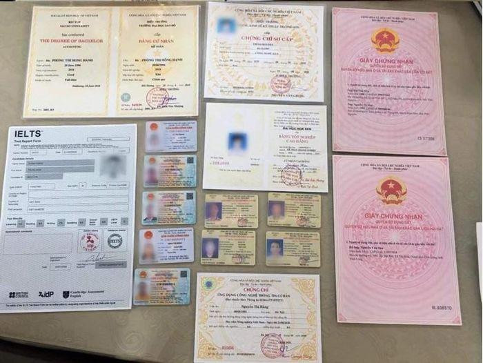 Giấy tờ các loại được đường dây này làm giả. Ảnh VH.