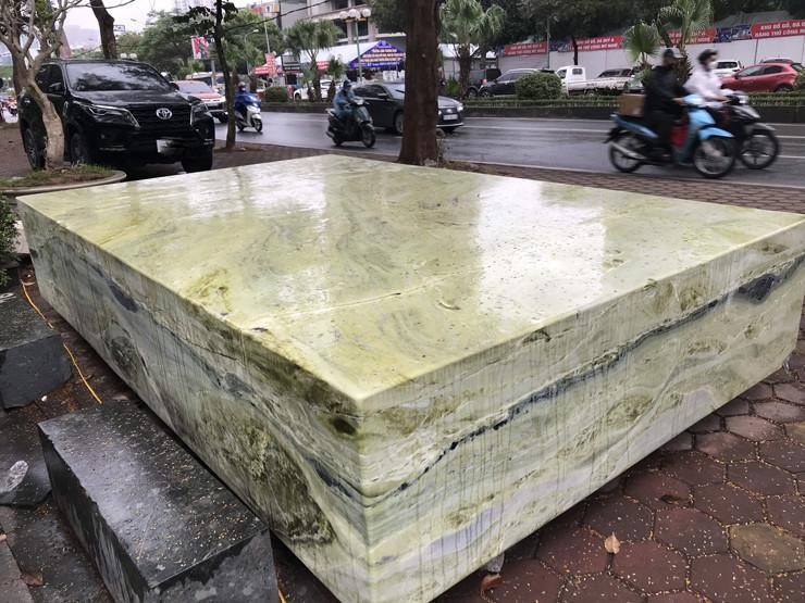 Chiếc sập này làm từ đá ngọc Serpentine nguyên khối. (Ảnh: Tri thức và Cuộc sống) Chiếc sập này làm từ đá ngọc Serpentine nguyên khối. (Ảnh: Tri thức và Cuộc sống)