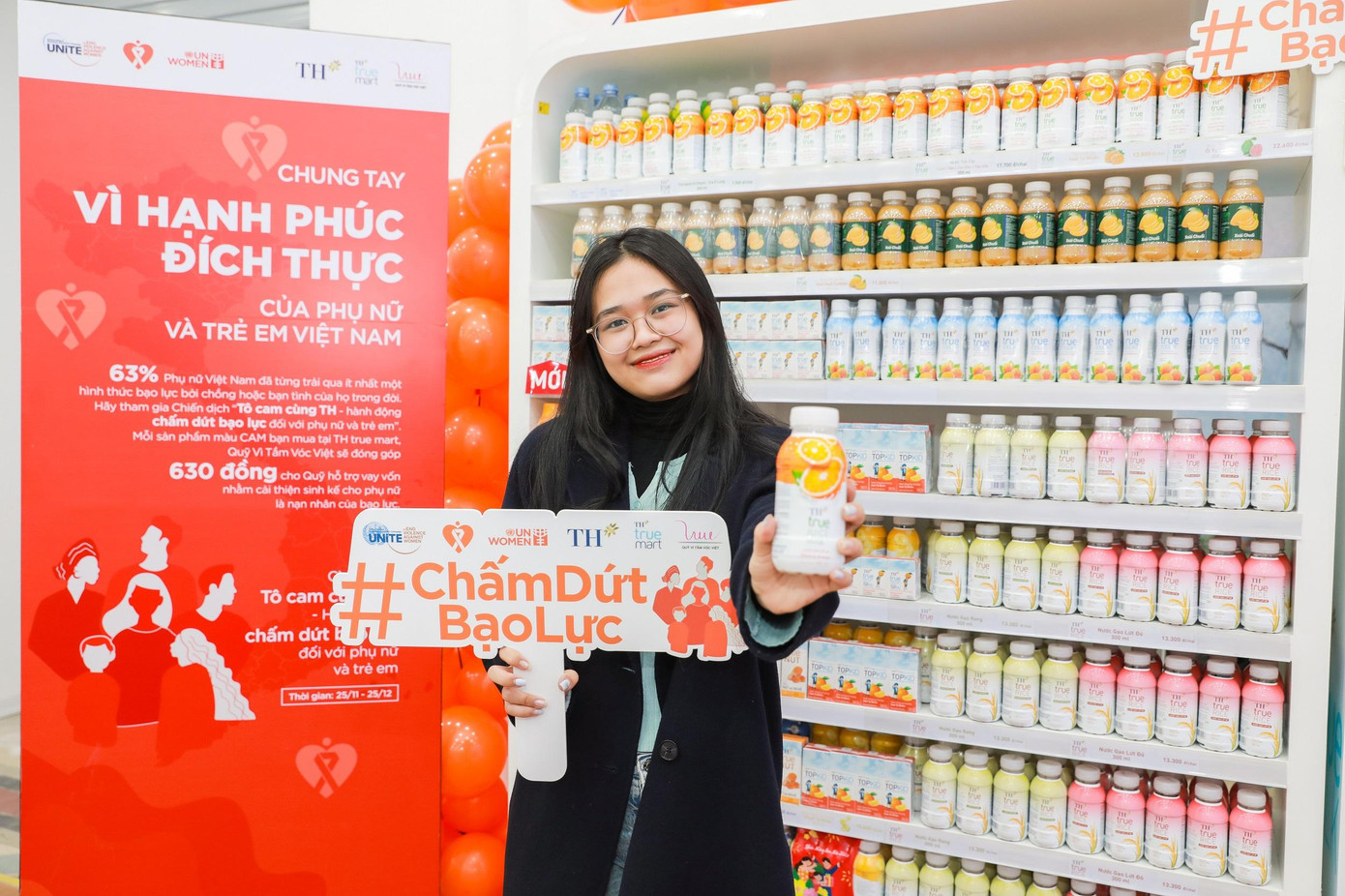 Khách hàng trẻ hào hứng check-in với góc cam tại TH true mart, chung tay lan tỏa thông điệp chấm dứt bạo lực. Ảnh: Mạc Hóa.