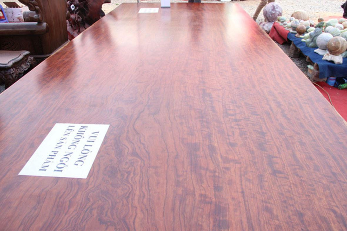 Chiếc sập gỗ nguyên khối quý hiếm (Ảnh: Dân Trí) Chiếc sập gỗ nguyên khối quý hiếm (Ảnh: Dân Trí)