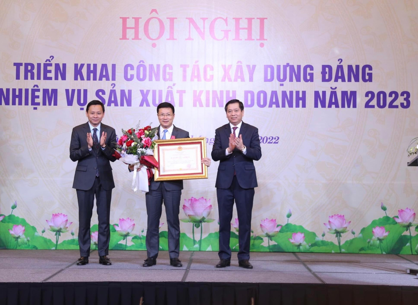 Đồng chí Nguyễn Long Hải, Bí thư Đảng ủy khối doanh nghiệp trung ương trao Huân chương lao động hạng 3 giai đoạn 2016-2020 cho cá nhân ông Hà Quang Hòa, Tổng Giám đốc Vinataba. Đồng chí Nguyễn Long Hải, Bí thư Đảng ủy khối doanh nghiệp trung ương trao Huân chương lao động hạng 3 giai đoạn 2016-2020 cho cá nhân ông Hà Quang Hòa, Tổng Giám đốc Vinataba.