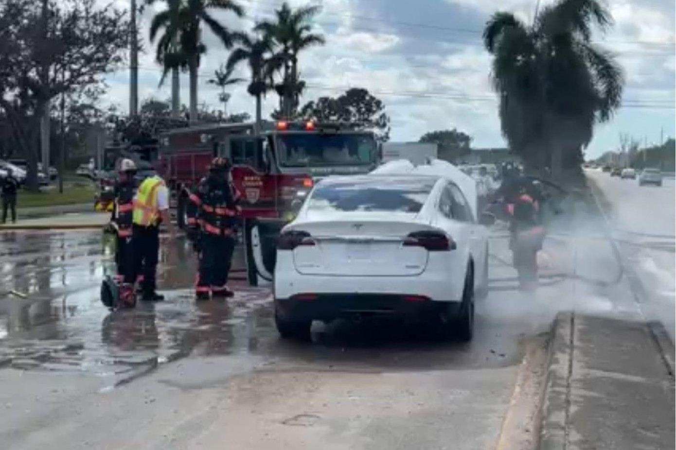 Lính cứu hỏa tại Mỹ đang cố gắng chữa cháy cho xe điện Tesla.