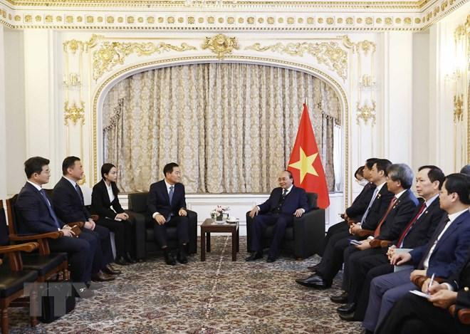 Chủ tịch nước Nguyễn Xuân Phúc tiếp Phó Chủ tịch kiêm Tổng Giám đốc Samsung Electronics Han Jong-hee. (Ảnh: Thống Nhất/TTXVN) Chủ tịch nước Nguyễn Xuân Phúc tiếp Phó Chủ tịch kiêm Tổng Giám đốc Samsung Electronics Han Jong-hee. (Ảnh: Thống Nhất/TTXVN)