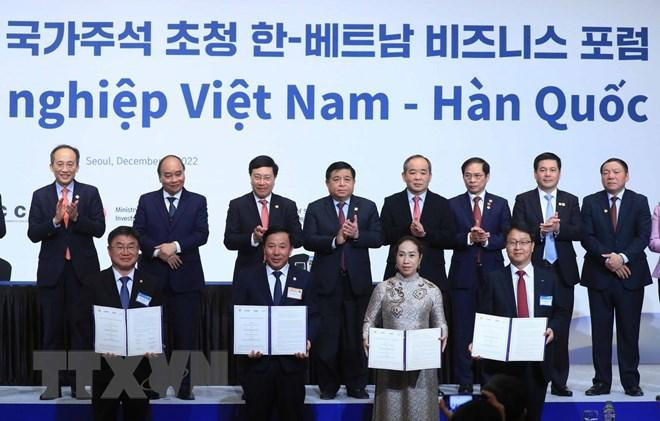 Chủ tịch nước Nguyễn Xuân Phúc và Phó Thủ tướng Hàn Quốc Choo Kyung-ho chứng kiến lễ trao biên bản hợp tác giữa các doanh nghiệp hai nước. (Ảnh: Thống Nhất/TTXVN) Chủ tịch nước Nguyễn Xuân Phúc và Phó Thủ tướng Hàn Quốc Choo Kyung-ho chứng kiến lễ trao biên bản hợp tác giữa các doanh nghiệp hai nước. (Ảnh: Thống Nhất/TTXVN)