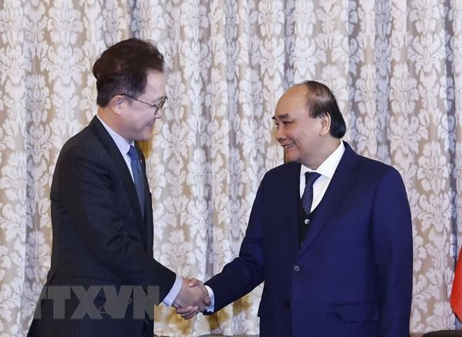 Chủ tịch nước Nguyễn Xuân Phúc tiếp Chủ tịch Ngân hàng Phát triển Hàn Quốc (KDB) Lee Dong-geol. (Ảnh: Thống Nhất/TTXVN) Chủ tịch nước Nguyễn Xuân Phúc tiếp Chủ tịch Ngân hàng Phát triển Hàn Quốc (KDB) Lee Dong-geol. (Ảnh: Thống Nhất/TTXVN)