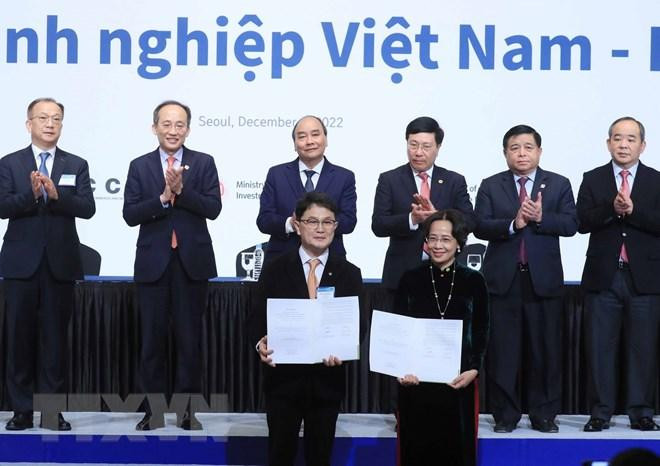 Chủ tịch nước Nguyễn Xuân Phúc và Phó Thủ tướng Hàn Quốc Choo Kyung-ho tại lễ trao biên bản hợp tác giữa các doanh nghiệp hai nước. (Ảnh: Thống Nhất/TTXVN) Chủ tịch nước Nguyễn Xuân Phúc và Phó Thủ tướng Hàn Quốc Choo Kyung-ho tại lễ trao biên bản hợp tác giữa các doanh nghiệp hai nước. (Ảnh: Thống Nhất/TTXVN)