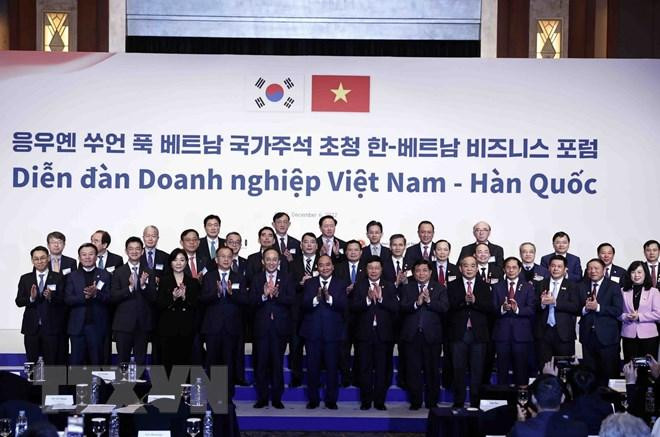 Chủ tịch nước Nguyễn Xuân Phúc với các đại biểu tham dự diễn đàn. (Ảnh: Thống Nhất/TTXVN) Chủ tịch nước Nguyễn Xuân Phúc với các đại biểu tham dự diễn đàn. (Ảnh: Thống Nhất/TTXVN)