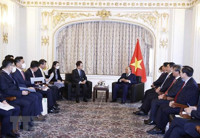 Chủ tịch nước Nguyễn Xuân Phúc tiếp Chủ tịch Ngân hàng Phát triển Hàn Quốc (KDB) Lee Dong-geol. (Ảnh: Thống Nhất/TTXVN) Chủ tịch nước Nguyễn Xuân Phúc tiếp Chủ tịch Ngân hàng Phát triển Hàn Quốc (KDB) Lee Dong-geol. (Ảnh: Thống Nhất/TTXVN)