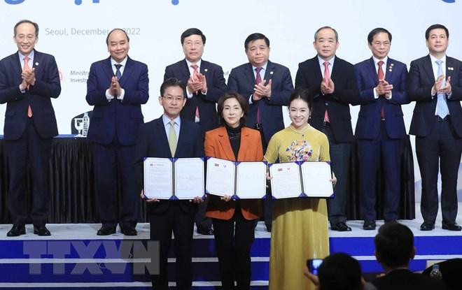 Chủ tịch nước Nguyễn Xuân Phúc và Phó Thủ tướng Hàn Quốc Choo Kyung-ho chứng kiến lễ trao biên bản hợp tác giữa các doanh nghiệp hai nước. (Ảnh: Thống Nhất/TTXVN) Chủ tịch nước Nguyễn Xuân Phúc và Phó Thủ tướng Hàn Quốc Choo Kyung-ho chứng kiến lễ trao biên bản hợp tác giữa các doanh nghiệp hai nước. (Ảnh: Thống Nhất/TTXVN)