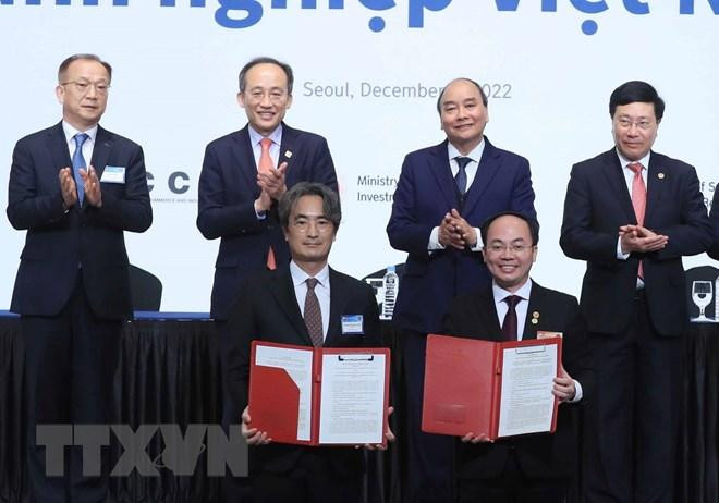 Chủ tịch nước Nguyễn Xuân Phúc và Phó Thủ tướng Hàn Quốc Choo Kyung-ho chứng kiến lễ trao biên bản hợp tác giữa các doanh nghiệp hai nước. (Ảnh: Thống Nhất/TTXVN) Chủ tịch nước Nguyễn Xuân Phúc và Phó Thủ tướng Hàn Quốc Choo Kyung-ho chứng kiến lễ trao biên bản hợp tác giữa các doanh nghiệp hai nước. (Ảnh: Thống Nhất/TTXVN)