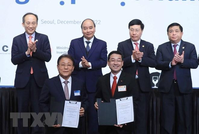 Chủ tịch nước Nguyễn Xuân Phúc và Phó Thủ tướng Hàn Quốc Choo Kyung-ho chứng kiến lễ trao biên bản hợp tác giữa các doanh nghiệp hai nước. (Ảnh: Thống Nhất/TTXVN) Chủ tịch nước Nguyễn Xuân Phúc và Phó Thủ tướng Hàn Quốc Choo Kyung-ho chứng kiến lễ trao biên bản hợp tác giữa các doanh nghiệp hai nước. (Ảnh: Thống Nhất/TTXVN)