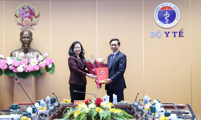 Bộ trưởng Đào Hồng Lan trao quyết định điều động, bổ nhiệm có thời hạn đối với đồng chí Nguyễn Hoàng Long - Ảnh: VGP/NM. Bộ trưởng Đào Hồng Lan trao quyết định điều động, bổ nhiệm có thời hạn đối với đồng chí Nguyễn Hoàng Long - Ảnh: VGP/NM.