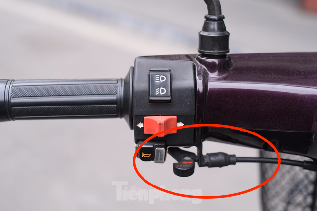 Cần kéo le gió trên xe máy số. Cần kéo le gió trên xe máy số.