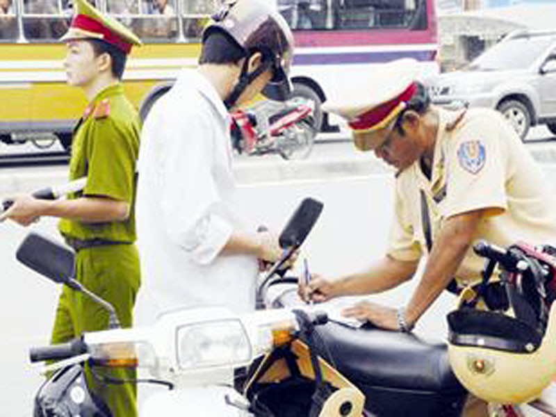 CSGT TP Hà Nội làm nhiệm vụ trên đường Trường Chinh - Ảnh: Phạm Yên CSGT TP Hà Nội làm nhiệm vụ trên đường Trường Chinh - Ảnh: Phạm Yên
