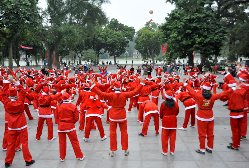 Từ lúc 6h, các thành viên của CLB Yoga cười đã có mặt đông đủ để bắt đầu cho một buổi tập đặc biệt . Từ lúc 6h, các thành viên của CLB Yoga cười đã có mặt đông đủ để bắt đầu cho một buổi tập đặc biệt