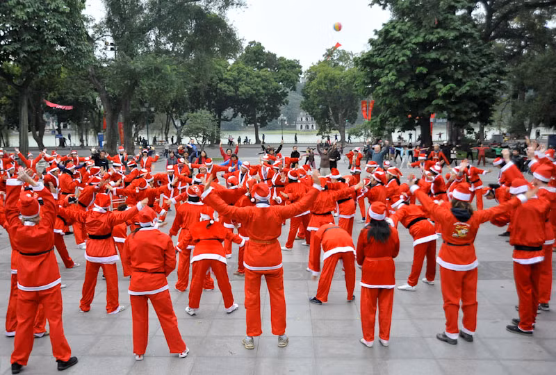 Từ lúc 6h, các thành viên của CLB Yoga cười đã có mặt đông đủ để bắt đầu cho một buổi tập đặc biệt 
