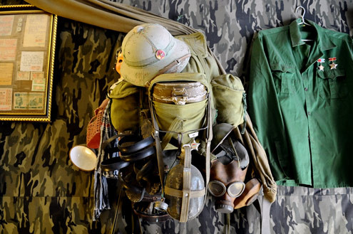 Anh Phương kể, nhìn những chiếc ba lô, đôi dép cao su, bình tông đựng nước, mặt nạ phòng độc... nhiều người đã rưng rưng lệ