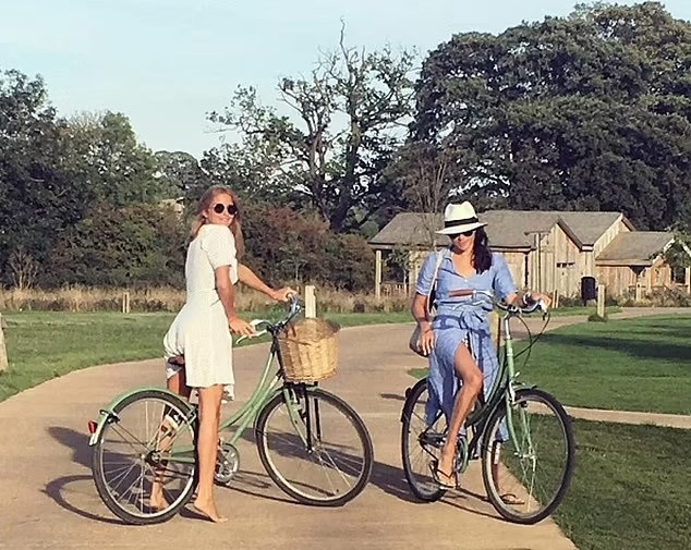 Meghan và Millie Mackintosh chụp ảnh cùng nhau tại Soho Farmhouse ở Oxfordshire (Anh) năm 2016. Ảnh: IG. Meghan và Millie Mackintosh chụp ảnh cùng nhau tại Soho Farmhouse ở Oxfordshire (Anh) năm 2016. Ảnh: IG.