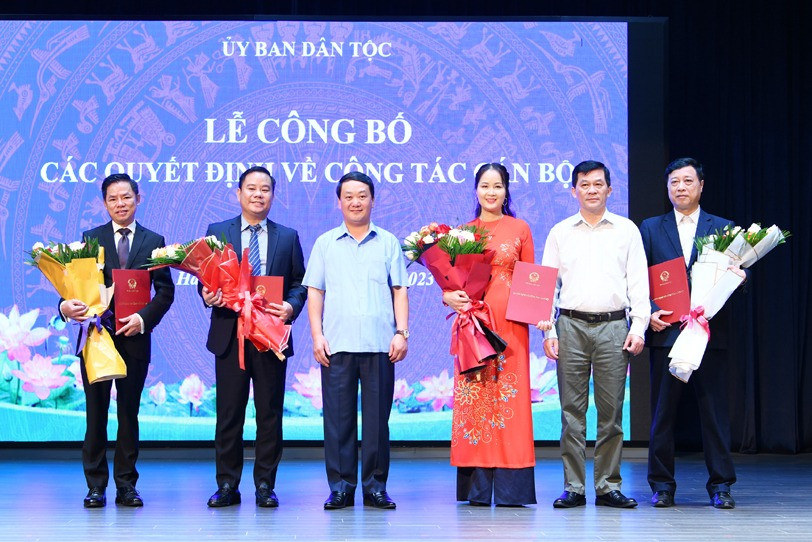 Bộ trưởng, Chủ nhiệm UBDT Hầu A Lềnh trao Quyết định điều động, bổ nhiệm các công chức thuộc UBDT. Ảnh: Báo Chính phủ. Bộ trưởng, Chủ nhiệm UBDT Hầu A Lềnh trao Quyết định điều động, bổ nhiệm các công chức thuộc UBDT. Ảnh: Báo Chính phủ.