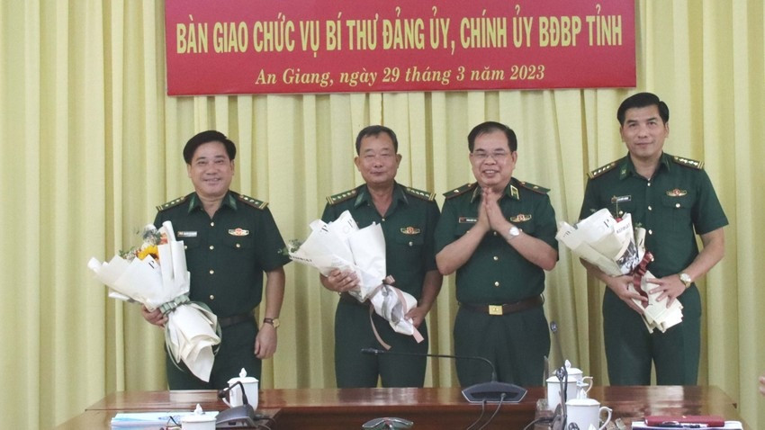 Đại tá Trần Quốc Khánh (phải) và Thượng tá Nguyễn Văn Hiệp nhận bàn giao chức trách, nhiệm vụ mới. Ảnh: BĐBP cung cấp.