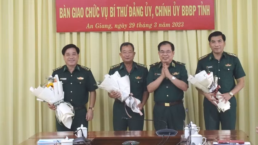 Đại tá Trần Quốc Khánh (phải) và Thượng tá Nguyễn Văn Hiệp nhận bàn giao chức trách, nhiệm vụ mới. Ảnh: BĐBP cung cấp.