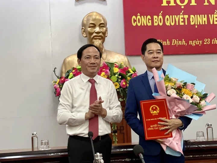 Tân Giám đốc Sở Tài chính tỉnh Bình Định Nguyễn Thành Hải (phải). Ảnh: VTC News. Tân Giám đốc Sở Tài chính tỉnh Bình Định Nguyễn Thành Hải (phải). Ảnh: VTC News.